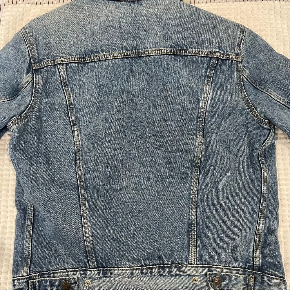 LIKE NEW Levi’s Sherpa Denim Jacket - Picture 5 of 7
